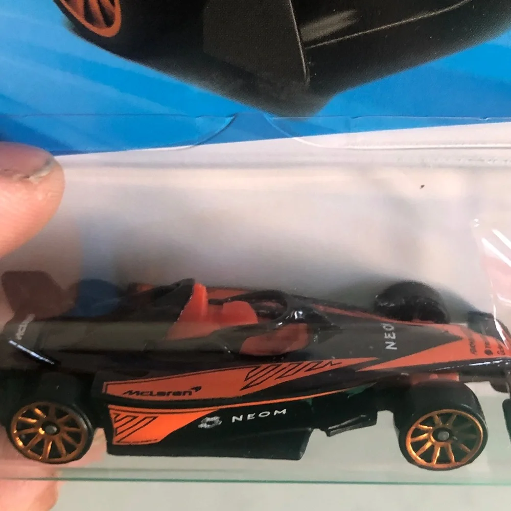 Mattel Hot Wheels NEOM McLaren Formula E Gen3 - Black and Orange
